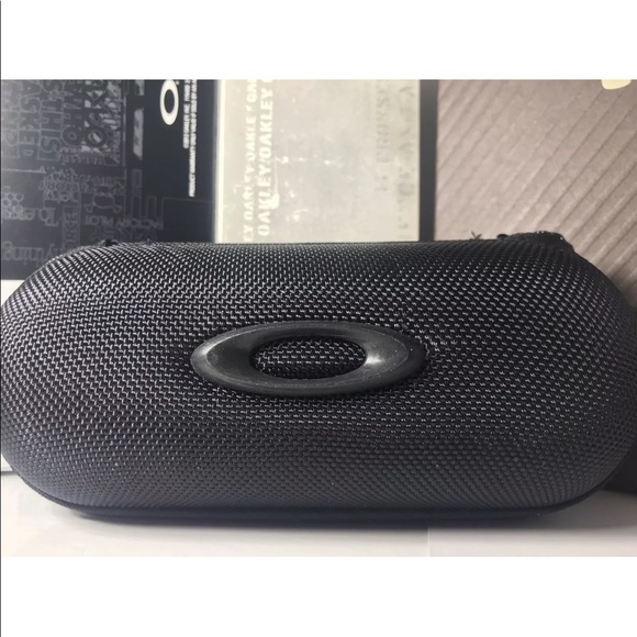 New Oakley Sunglass Vault style Black Zipper Case+ - Picture 3 of 5